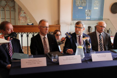 Galeria zawiera zdjęcia z konferencji odbywającej się w związku z 20 rocznicą tzw. powodzi tysiąclecia, która dotknęła m.in. Racibórz. W wydarzeniu wziął udział wojewoda Jarosław Wieczorek