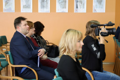 O najnowszej edycji programu „Senior+” i zmianach w systemie pomocy społecznej rozmawiano dziś w bielskiej delegaturze Śląskiego Urzędu Wojewódzkiego. Odwiedzono też klub seniora w Wilamowicach /fot. A. Karendał/