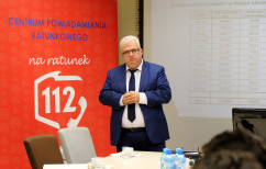 Galeria ze zdjęciami z odbywającej się w Centrum Powiadamiania Ratunkowego konferencji prasowej z udziałem wojewody Jarosława Wieczorka nt. przejęcia przez nr  112 numeru alarmowego policji 997 /fot. A. Karendał/