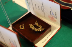 Galeria zdjęć z uroczystości wręczenia odznaczeń państwowych, która odbyła się w westybulu Urzędu /fot. A. Karendał/