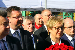 Galeria zawiera zdjęcia z uroczystości odsłonięcia tablicy upamiętniającej wizytę śp. Lecha Kaczyńskiego w koksowni Przyjaźń. Kwiaty pod tablicą złożył m.in. wicewojewoda Mariusz Trepka /fot. K. Kamasiński/