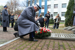 Fotogaleria przedstawia składanie przez wojewodów kwiatów oraz zapalanie zniczy na cmentarzach i mogiłach w związku z dniem Wszystkich Świętych