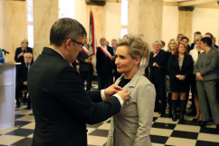 Galeria zdjęć z uroczystości wręczenia odznaczeń państwowych, która odbyła się w westybulu Urzędu /fot. A. Karendał/