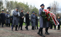 Fotogaleria przedstawia składanie przez wojewodów kwiatów oraz zapalanie zniczy na cmentarzach i mogiłach w związku z dniem Wszystkich Świętych