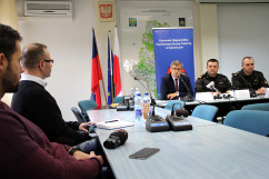 Fotogaleria zawiera zdjęcia z wydarzeń, podczas których wojewoda śląski Jarosław Wieczorek wraz z podległymi służbami omawiał sytuację w województwie po przejściu orkanu 