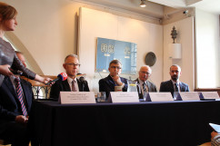 Galeria zawiera zdjęcia z konferencji odbywającej się w związku z 20 rocznicą tzw. powodzi tysiąclecia, która dotknęła m.in. Racibórz. W wydarzeniu wziął udział wojewoda Jarosław Wieczorek