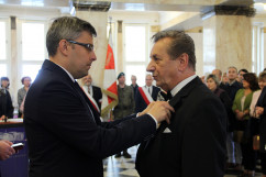 Fotogaleria zawiera zdjęcia z uroczystości wręczenia orderów i odznaczeń państwowych, które w imieniu Prezydenta RP wręczył wojewoda Jarosław Wieczorek w asyście II wicewojewody Mariusza Trepki. Odznaczenia odebrały osoby zasłużone w różnych dziedzinach życia społecznego, działalności  kulturalnej, charytatywnej oraz pracy zawodowej. Uroczystość uświetnił występ orkiestry Komendy Wojewódzkiej Policji w Katowicach oraz artystów Zespołu Pieśni i Tańca Śląsk.