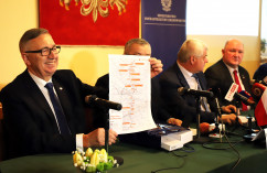 Galeria zdjęć z wizyty roboczej w powiecie żywieckim ministrów Polski i Słowacji odpowiedzialnych za infrastrukturę i transport, w której uczestniczył wicewojewoda Jan Chrząszcz /fot. A. Karendał/