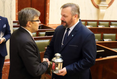 Galeria zdjęć z przekazania Betlejemskiego Światełka Pokoju podczas sesji Sejmiku Województwa Śląskiego /fot. A. Karendał/