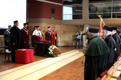 Galeria zdjęć z uroczystej inauguracji roku akademickiego na Uniwersytecie Ekonomicznym w Katowicach, w której wziął udział wicewojewoda Jan Chrząszcz.