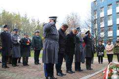 Fotogaleria przedstawia składanie przez wojewodów kwiatów oraz zapalanie zniczy na cmentarzach i mogiłach w związku z dniem Wszystkich Świętych