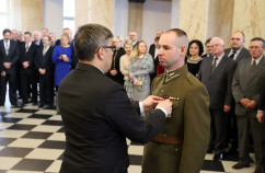 Galeria zdjęć z uroczystości wręczenia odznaczeń państwowych przez wojewodę Jarosława Wieczorka /fot. A. Karendał/