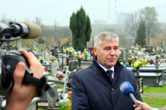 Fotogaleria przedstawia składanie przez wojewodów kwiatów oraz zapalanie zniczy na cmentarzach i mogiłach w związku z dniem Wszystkich Świętych