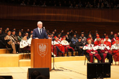 Fotogaleria z 50. inauguracji roku akademickiego Uniwersytetu Śląskiego, w której uczestniczył m.in. wojewoda śląski Jarosław Wieczorek, wicepremier Jarosław Gowin i sekretarz stanu w Ministerstwie Sprawiedliwości  Michał Wójcik.