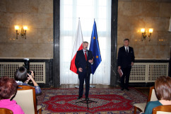 Galeria zdjęć z uroczystości wręczenia nauczycielom medali Komisji Edukacji Narodowej oraz nagród Ministra Edukacji Narodowej i Śląskiego Kuratora Oświaty, z udziałem wicewojewody Mariusza Trepki.