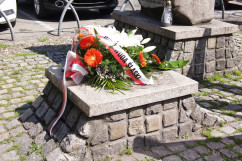 Zdjęcia z uroczystości składania kwiatów z okazji 75. rocznicy wybuchu powstania w Getcie Warszawskim.