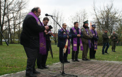 Fotogaleria przedstawia składanie przez wojewodów kwiatów oraz zapalanie zniczy na cmentarzach i mogiłach w związku z dniem Wszystkich Świętych