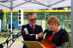 Galeria zawiera zdjęcia z uroczystości odsłonięcia tablicy upamiętniającej wizytę śp. Lecha Kaczyńskiego w koksowni Przyjaźń. Kwiaty pod tablicą złożył m.in. wicewojewoda Mariusz Trepka /fot. K. Kamasiński/