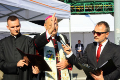 Galeria zawiera zdjęcia z uroczystości odsłonięcia tablicy upamiętniającej wizytę śp. Lecha Kaczyńskiego w koksowni Przyjaźń. Kwiaty pod tablicą złożył m.in. wicewojewoda Mariusz Trepka /fot. K. Kamasiński/