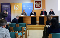 O najnowszej edycji programu „Senior+” i zmianach w systemie pomocy społecznej rozmawiano dziś w bielskiej delegaturze Śląskiego Urzędu Wojewódzkiego. Odwiedzono też klub seniora w Wilamowicach /fot. A. Karendał/