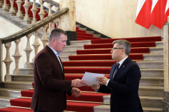 Galeria zdjęć z uroczystego przekazania promes na usuwanie skutków klęsk żywiołowych przez Wojewodę Jarosława Wieczorka /fot. Anna Karendał/