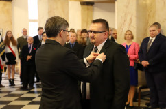 Galeria zdjęć z uroczystości wręczenia odznaczeń państwowych przez wojewodę Jarosława Wieczorka /fot. A. Karendał/