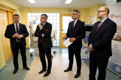 Galeria zdjęć z wizyty wojewody Jarosława Wieczorka w Szpitalu Miejskim w Rudzie Śląskiej w związku z przekazaniem sprzętu dla noworodków /fot. A. Karendał/