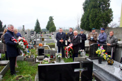 Fotogaleria przedstawia składanie przez wojewodów kwiatów oraz zapalanie zniczy na cmentarzach i mogiłach w związku z dniem Wszystkich Świętych