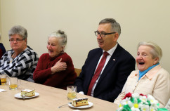 O najnowszej edycji programu „Senior+” i zmianach w systemie pomocy społecznej rozmawiano dziś w bielskiej delegaturze Śląskiego Urzędu Wojewódzkiego. Odwiedzono też klub seniora w Wilamowicach /fot. A. Karendał/