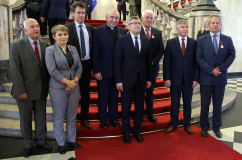 Fotogaleria zawiera zdjęcia z uroczystości wręczenia orderów i odznaczeń państwowych, które w imieniu Prezydenta RP wręczył wojewoda Jarosław Wieczorek w asyście II wicewojewody Mariusza Trepki. Odznaczenia odebrały osoby zasłużone w różnych dziedzinach życia społecznego, działalności  kulturalnej, charytatywnej oraz pracy zawodowej. Uroczystość uświetnił występ orkiestry Komendy Wojewódzkiej Policji w Katowicach oraz artystów Zespołu Pieśni i Tańca Śląsk.