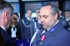 Fotogaleria z uroczystości wręczenia Medali za Długoletnią Służbę policjantom i pracownikom Policji / zdjęcie: K. Kamasiński