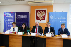 Fotogaleria dotyczy konferencji prasowej poświęconej programom 