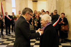 Galeria zdjęć z uroczystości wręczenia odznaczeń państwowych, która odbyła się w westybulu Urzędu /fot. A. Karendał/