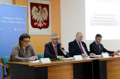 O najnowszej edycji programu „Senior+” i zmianach w systemie pomocy społecznej rozmawiano dziś w bielskiej delegaturze Śląskiego Urzędu Wojewódzkiego. Odwiedzono też klub seniora w Wilamowicach /fot. A. Karendał/