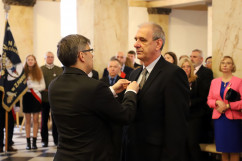 Galeria zdjęć z uroczystości wręczenia odznaczeń państwowych przez wojewodę Jarosława Wieczorka /fot. A. Karendał/