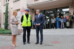 Galeria zawiera 23 zdjęcia ze spotkania policjantów i wojewody Jarosława Wieczorka z uczniami Szkoły Podstawowej nr 7 w Gliwicach, a także z przeprowadzanej wówczas kontroli pojazdów.