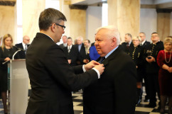 Galeria zdjęć z uroczystości wręczenia odznaczeń państwowych przez wojewodę Jarosława Wieczorka /fot. A. Karendał/