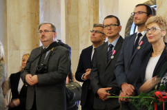Fotogaleria zawiera zdjęcia z uroczystości wręczenia orderów i odznaczeń państwowych, które w imieniu Prezydenta RP wręczył wojewoda Jarosław Wieczorek w asyście II wicewojewody Mariusza Trepki. Odznaczenia odebrały osoby zasłużone w różnych dziedzinach życia społecznego, działalności  kulturalnej, charytatywnej oraz pracy zawodowej. Uroczystość uświetnił występ orkiestry Komendy Wojewódzkiej Policji w Katowicach oraz artystów Zespołu Pieśni i Tańca Śląsk.