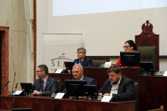 Galeria ze zdjęciami z wyjazdowego posiedzenia Komisji Sejmowej ds. Unii Europejskiej, a także konferencji prasowej podsumowującej obrady.  W wydarzeniu uczestniczył wojewoda Jarosław Wieczorek /fot. A. Karendał/
