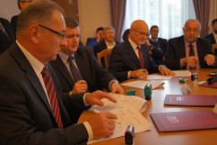 Fotogaleria z sesji Rady Powiatu Gliwickiego z udziałem Wojewody Śląskiego i Dyrektora Generalnego ŚUW, podczas której podpisane zostało porozumienie o utworzeniu Klastra Energii.