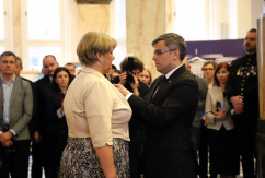 Galeria zdjęć z uroczystości wręczenia odznaczeń państwowych przez wojewodę Jarosława Wieczorka /fot. A. Karendał/