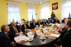 Galeria zdjęć z wizyty roboczej w powiecie żywieckim ministrów Polski i Słowacji odpowiedzialnych za infrastrukturę i transport, w której uczestniczył wicewojewoda Jan Chrząszcz /fot. A. Karendał/