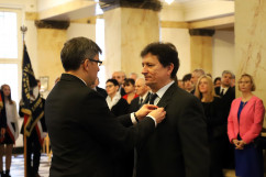 Galeria zdjęć z uroczystości wręczenia odznaczeń państwowych przez wojewodę Jarosława Wieczorka /fot. A. Karendał/