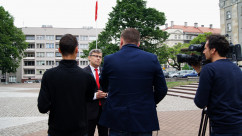 Zdjęcia z uroczystości podniesienia flagi na maszt z okazji Dnia Flagi Rzeczpospolitej Polskiej.