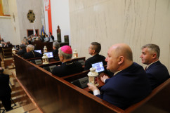 Galeria zdjęć z przekazania Betlejemskiego Światełka Pokoju podczas sesji Sejmiku Województwa Śląskiego /fot. A. Karendał/