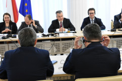 Galeria zawiera zdjęcia ze spotkania Komisji Europejskiej w Ministerstwie Energii z udziałem wojewody Jarosława Wieczorka. 