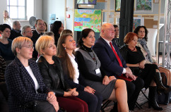 Galeria zawiera zdjęcia z wręczenia nagród laureatom etapu wojewódzkiego XV edycji Ogólnopolskiego Konkursu Plastycznego nt. sztuki osób niepełnosprawnych z udziałem wicewojewody Jana Chrząszcza. Uroczystości towarzyszyła wystawa prac konkursowych.