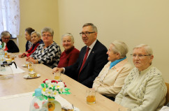 O najnowszej edycji programu „Senior+” i zmianach w systemie pomocy społecznej rozmawiano dziś w bielskiej delegaturze Śląskiego Urzędu Wojewódzkiego. Odwiedzono też klub seniora w Wilamowicach /fot. A. Karendał/