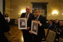 Zdjęcia z uroczystego odsłonięcia znaczka pocztowego Dziewięciu z 