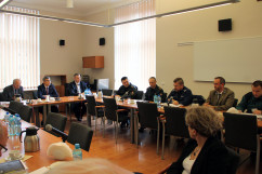 Fotogaleria zawiera zdjęcia z wydarzeń, podczas których wojewoda śląski Jarosław Wieczorek wraz z podległymi służbami omawiał sytuację w województwie po przejściu orkanu 